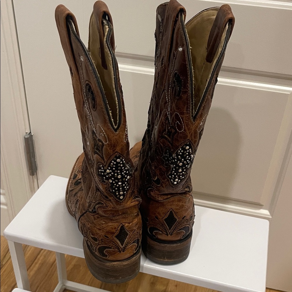 Elegant Brown Embroidered Heeled Boots - Picture 7 of 8